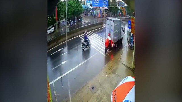 Bị xe tải lùi trúng, cô gái cố thủ trên xe đạp điện, thi gan với tài xế