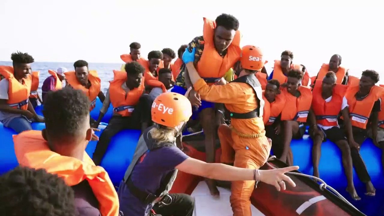 Rettungsschiff "Alan Kurdi" nimmt 65 Bootsflüchtlinge an Bord