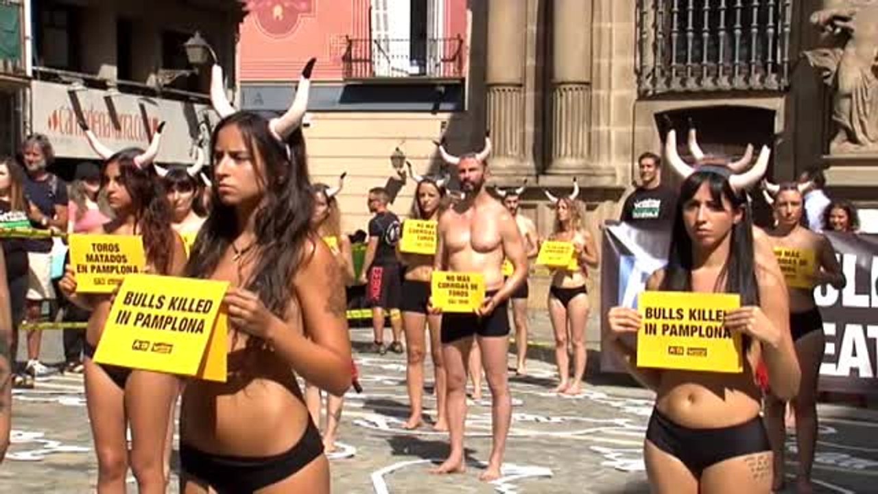 Decenas de animalistas protestan en Pamplona contra los encierros y las corridas de toros