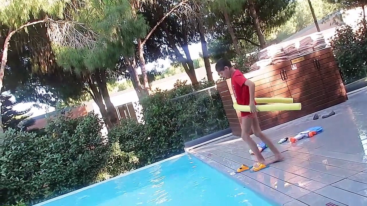 Havuz Oyunları Havuzda LOL Bebek Var En Çok Alan Kazanır En Hızlı Yüzme Yarışması Bidünya Oyuncak 