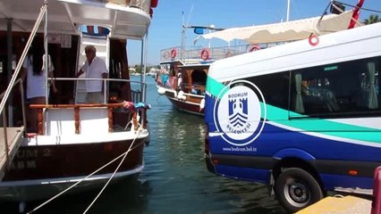 Bodrum'da ilginç kaza...Park halindeki minibüs bir anda hareket etti, tekneye çarpıp rıhtımda asılı...