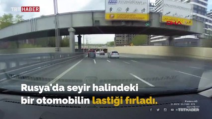 Rusya'da bir sürücü seyir halindeyken fırlayan lastiği kovaladı