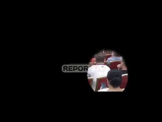 Fjalimin e Monika Kryemadhit nuk e dëgjojnë as të sajit, gruaja filmohet duke luajtur 'Candy Crash'