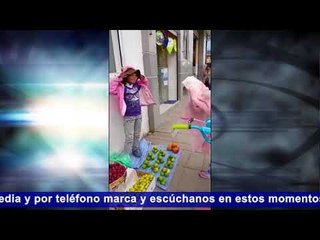 REGALAN BICI A NIÑA QUE VENDE VERDURAS EN LA CALLE
