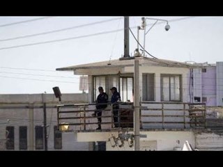 TENÍAN CELULARES Y PERICO EN LA CÁRCEL. SE FUGAN SONRIENDOLE A LA CÁMARA CON AYUDA DE CUSTODIO.