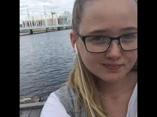 JOVENCITA SUECA IMPIDE QUE DEPORTEN A INMIGRANTE