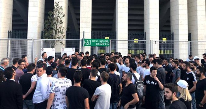 Beşiktaşlı taraftarlar, Vodafone Park önünde toplanıp yönetime tepki gösterdi