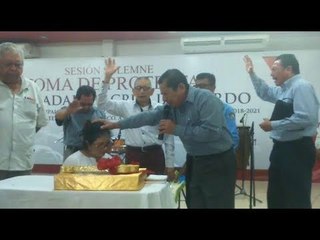 ¡AVE MARÍA PURÍSIMA! PASTOR UNGE Y REZA POR ALCALDESA EN PLENA CEREMONIA DE TOMA DE PROTESTA