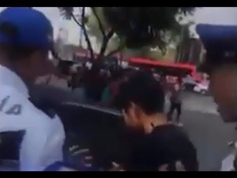 POLICÍAS CABRONES ARRESTAN A NIÑOS POR VENDER CHURROS ¡VAYAN A BUSCAR NARCOS Y RATEROS, CABRONES!
