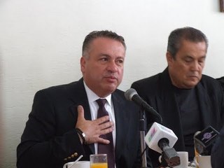 REFORMA: NUEVO ALCALDE DE ATLACOMULCO REPARTIÓ BILLETES EN MITIN DE AMLO
