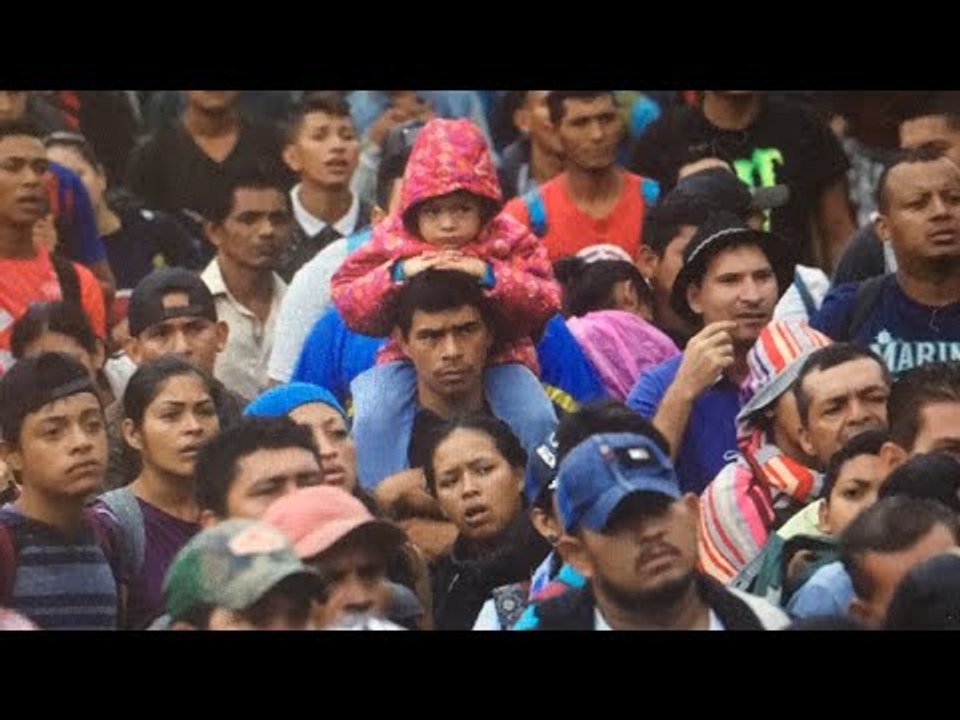 ENTRE GRITOS, EMPUJONES Y BALAZOS AL AIRE LLEGA A MÉXICO LA CARAVANA MIGRANTE CENTROAMERICANA