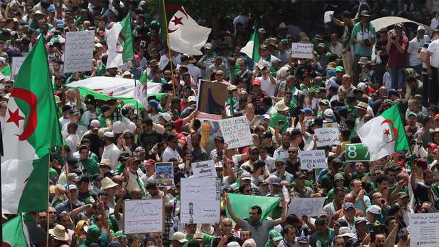 مظاهرات واسعة بالجزائر تحتفي بالاستقلال وتطالب برحيل نظام بوتفليقة