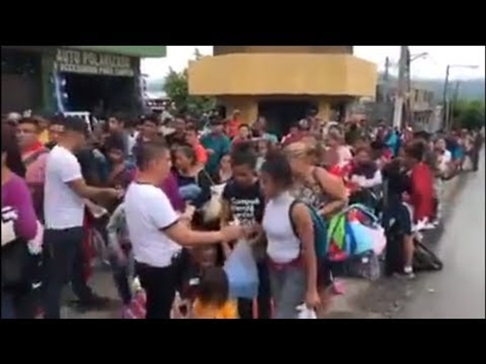 VIDEO DE REPARTO DE BILLETES A MIGRANTES. DICEN CRITICOS DE CARAVANA QUE ES MUESTRA DE MANO NEGRA