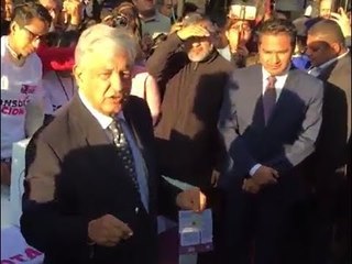 下载视频: AMLO VOTA Y PIDE NO TENER MIEDO A VOTAR EN CONSULTA DEL NUEVO AEROPUERTO