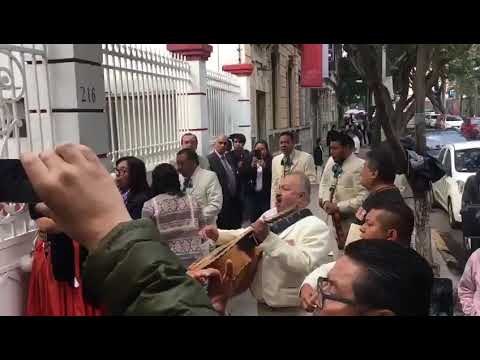 MAÑANITAS A AMLO. HOY CUMPLE 65 AÑOS EL PRESIDENTE ELECTO Y LE LLEVAN SERENATA A CASA DE TRANSICIÓN