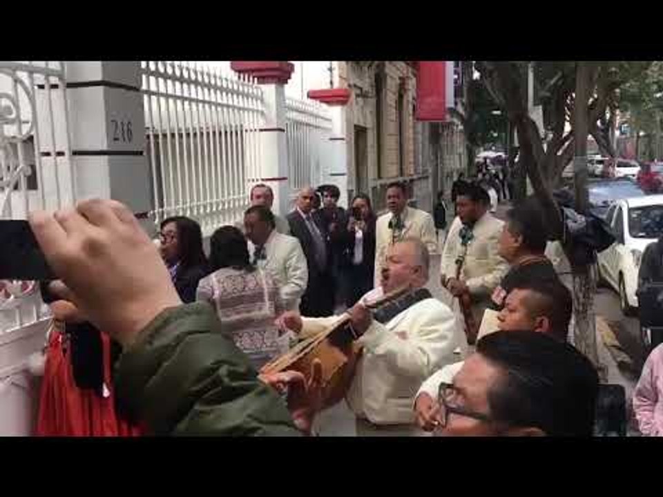 MAÑANITAS A AMLO. HOY CUMPLE 65 AÑOS EL PRESIDENTE ELECTO Y LE LLEVAN SERENATA A CASA DE TRANSICIÓN