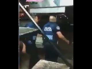 POLICÍA DE CDMX MADREA Y ROBA A PERSONA EN TIENDA