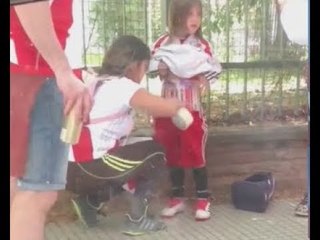 FUERA DE CONTROL BOCA JRS vs RIVER PLATE ¡CÓMO TERRORISTAS!USAN A NIÑA PARA METER BENGALAS A ESTADIO