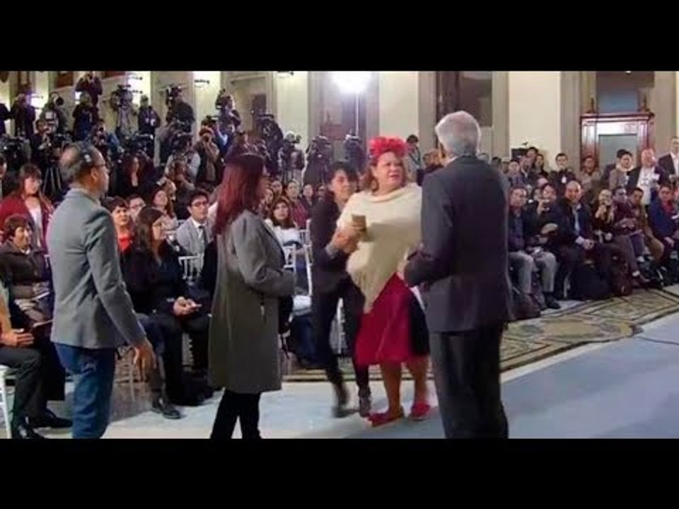 ¡FALLA SEGURIDAD DE AMLO! HAY QUE TENER CUIDADO LUEGO QUE MUJER SE HICIERA PASAR POR REPORTERA