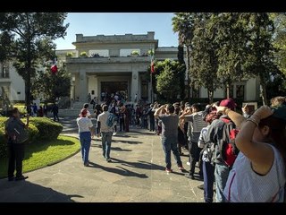 MUCHOS HACEN FILA PARA ENTRAR A LOS PINOS