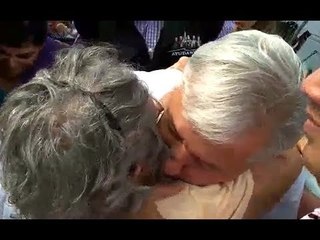 AMLO SE BAJÓ A AYUDAR A UNA ANCIANITA QUE SE CAYÓ AL INTENTAR HABLAR CON ÉL
