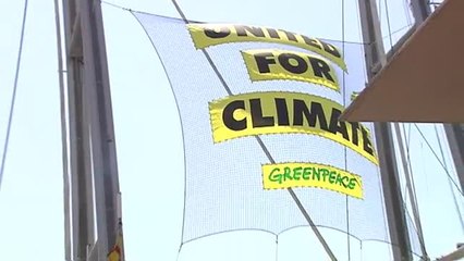 El buque insignia Rainbow Warrior de Greenpeace atraca en Barcelona