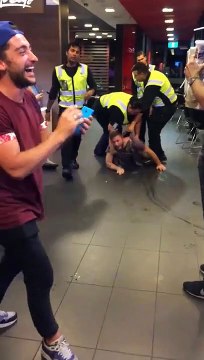 Il avait tellement envie de son burger McDo... Le pauvre