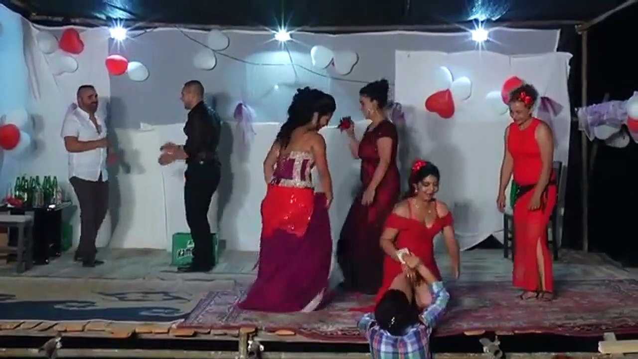Roman Düğünleri - Yenge Yılan Dansı Yapıyor Frikik Veriyor