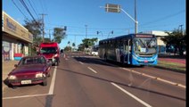 Colisão entre moto e ônibus deixa duas pessoas feridas na Av. Barão do Rio Branco