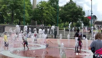 Heat wave takes grip on South, people hit fountains to stay cool