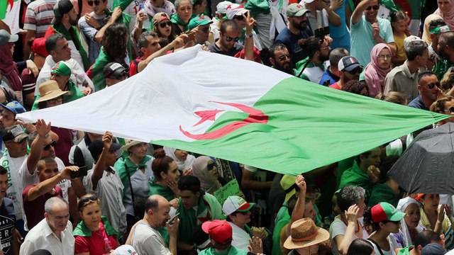 الجمعة العشرون للحراك الجزائري.. احتفال بالاستقلال وتجديد لمطالب التغيير