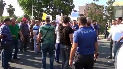 Şanlıurfa'da heyelanda yolu kapanan esnaftan yol kapatma eylemi