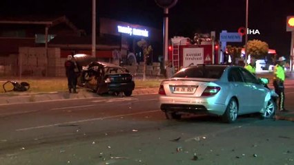 Lüks otomobiller çarpıştı: 2 ölü 3 yaralı