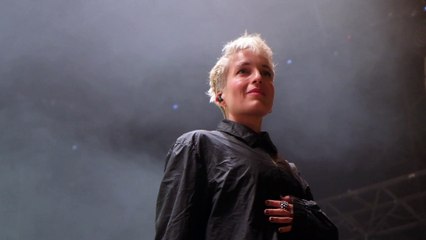 [Vidéo] Jeanne Added : en jambes et survoltée