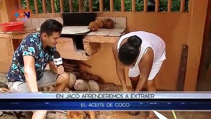 Doña Herminia nos enseña a extraer aceite de coco