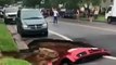 USA: Découvrez les images très impressionnantes d'une voiture soudainement engloutie dans un énorme gouffre en pleine rue !
