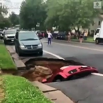 USA: Découvrez les images très impressionnantes d'une voiture soudainement engloutie dans un énorme gouffre en pleine rue !