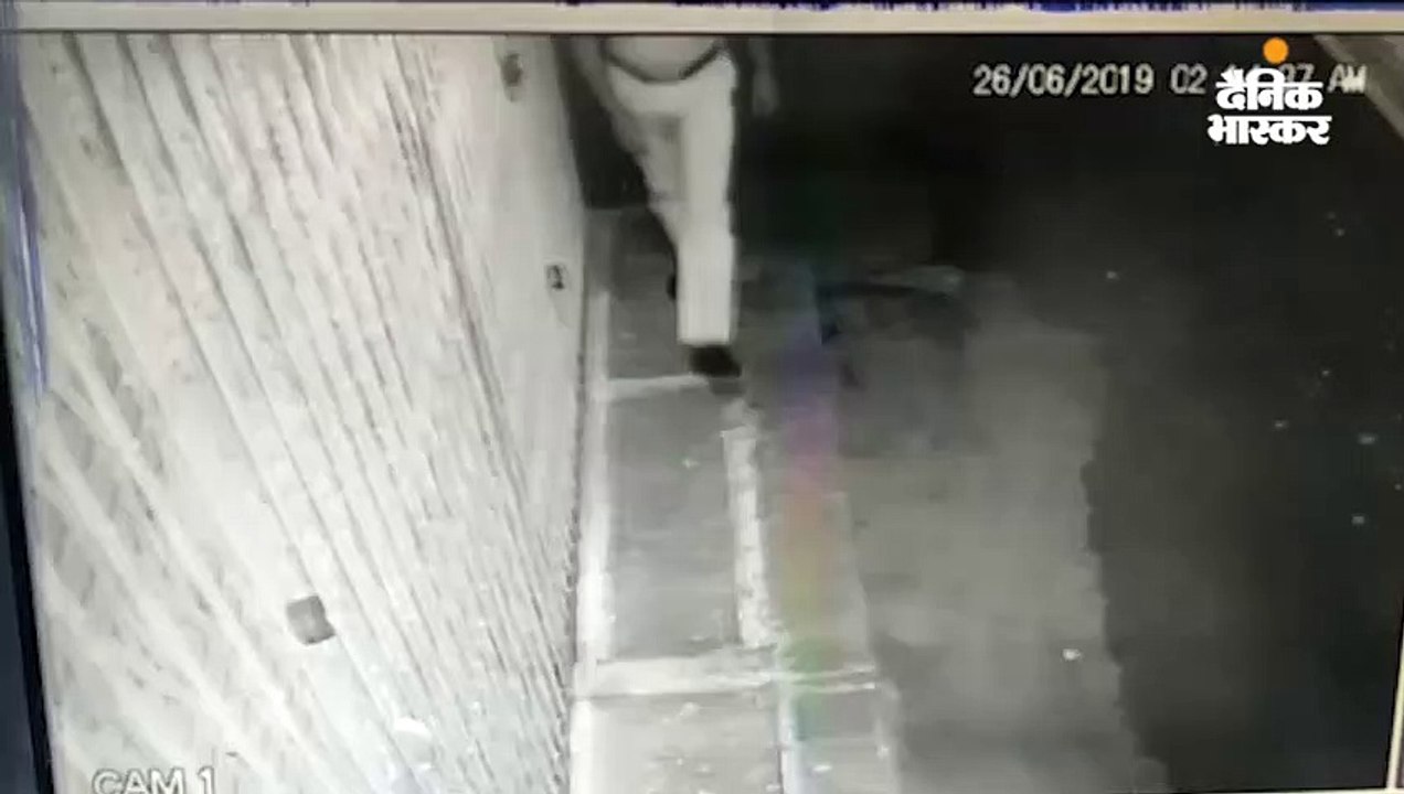 रात्रि गश्त पर अकेला निकलता था होमगार्ड जवान, दुकानों के बाहर लगे बल्ब निकाल लेता था