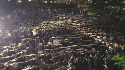 Miles de madres hongkonesas muestran su apoyo a los jóvenes manifestantes