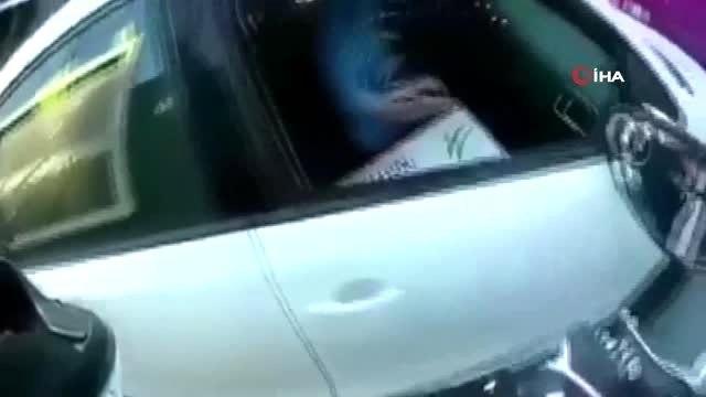 Kadın sürücüden motosikletliye ilginç tepki: Ne duruyorsun bas git. What the hell