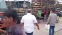 Shiv Sena corporator slaps truck drivers in Mumbai, caught on video | Oneindia News