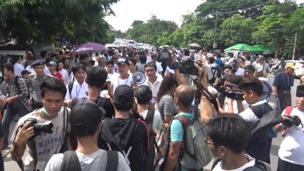 ဗစ္တိုးရီးယားအမႈ အမႈမွန္ေပၚေပါက္ေရးအတြက္ ေထာင္ႏွင့္ခ်ီသည့္ လူမ်ားက CID ႐ံုးေရွ႕တြင္ ဆႏၵျပ