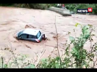VIDEO: तेज धार में बह रही थी कार, लोगों ने जान जोखिम में डाल कर बचाया-Car into the river due to rising water level in river, people saved lives by risk in panchkula