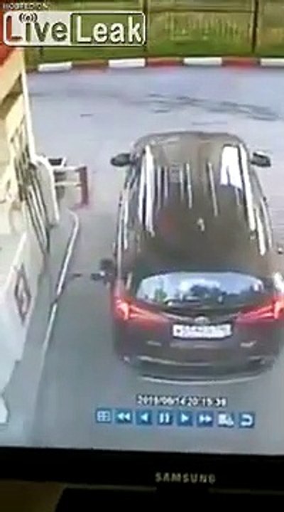 Elle fait n'importe quoi à la station essence avec sa voiture !