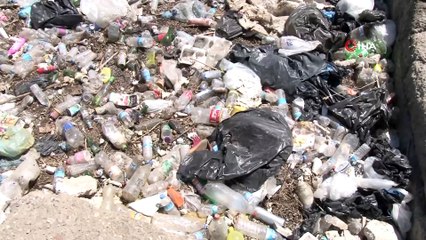 Bu pisliği kim temizleyecek...Mahalleli sulama kanalında biriken pisliklerin temizlenmesini istiyor