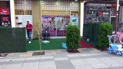 Arılar güzellik merkezi önünü istila etti