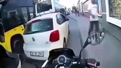 Kadın sürücüden motosikletliye ilginç tepki: “Ne duruyorsun bas git. What the hell'
