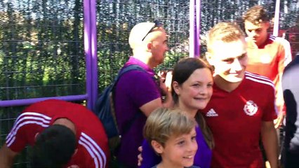 Tải video: Los Jugadores del Valladolid firman Autógrafos y se Hacen Fotos con los Aficionados tras el Primer Entrenamiento de la Pretemporada