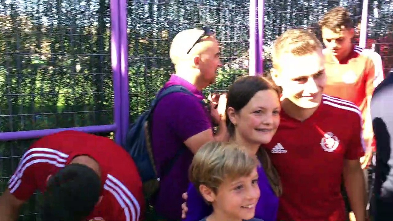 Los Jugadores del Valladolid firman Autógrafos y se Hacen Fotos con los Aficionados tras el Primer Entrenamiento de la Pretemporada