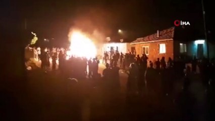 Tacizcinin evini basıp eşyalarını sokakta böyle ateşe verdiler